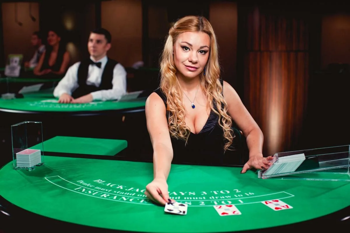 Suasana meja kasino live BROWIN88 dengan dealer dan tampilan permainan
